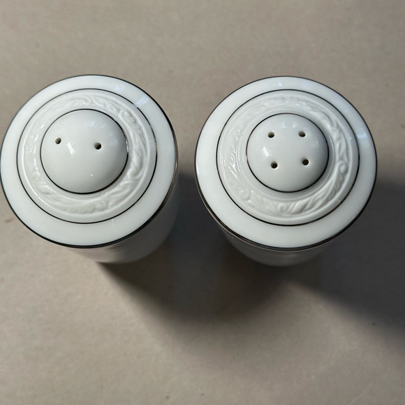 EUC Notitake White Scapes Stoneleigh porcelain salt and pepper shakers - Picture 3 of 9